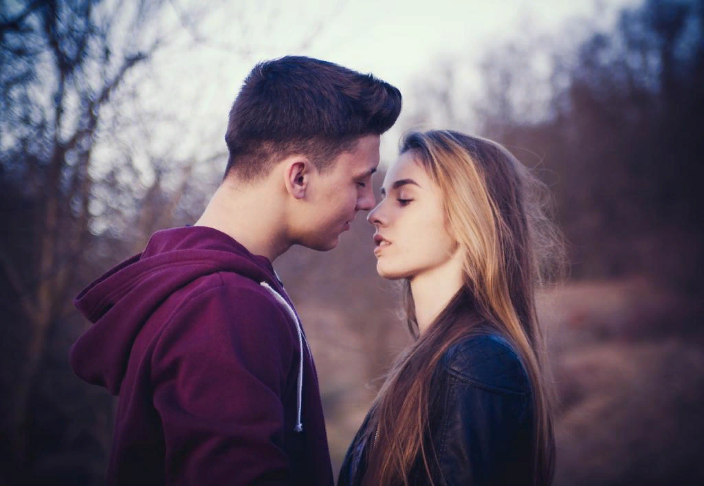 Kiss me better. Молодые влюбленные. Авы для влюбленных. Люди целуются. Пара девушка с парнем.