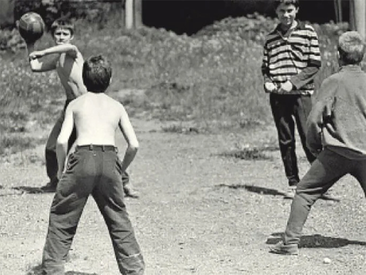 Во что играли 90. Во что играли 90. Советское детство. Игра клек. Двор в 90-е годы.