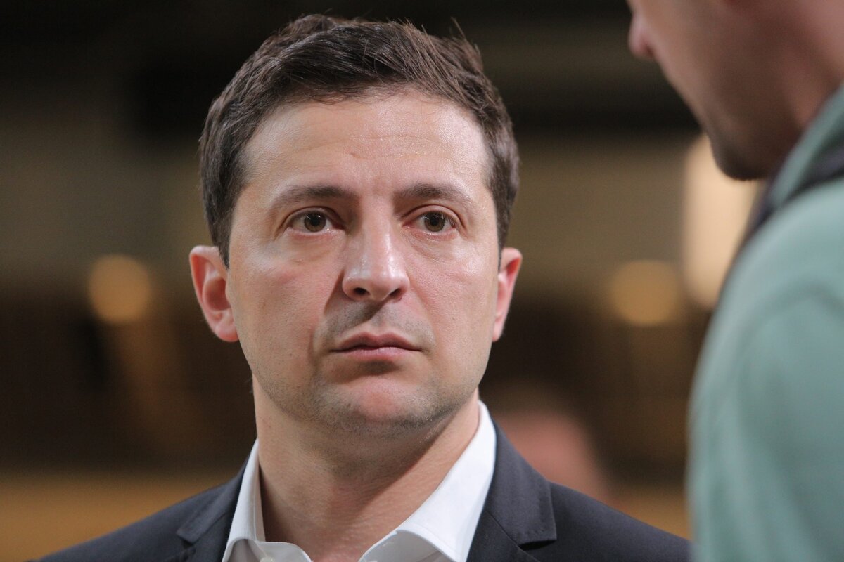 Владимир Зеленский получил «в наследство» разворованное государство, пропитанное коррупцией и псевдопатриотизмом. Сломать эту систему мог лишь новый президент, однако он оказался неспособен на такое.