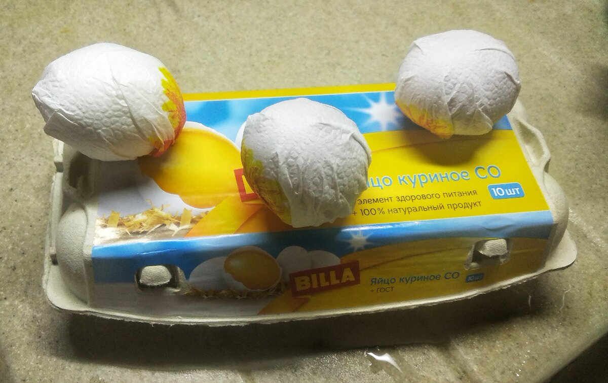 Делаем вот такую заготовку: обматываем салфеткой яйца, делаем дырки в крышке коробке и фиксируем салфетку в крышке.