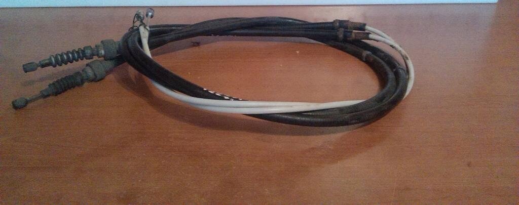 Тросы ручника. На концах видны те самые "гармошки".