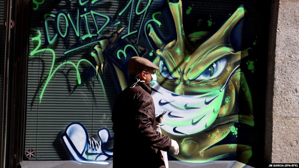 Граффити, изображающее вирус SARS-CoV-2, в испанской Саламанке