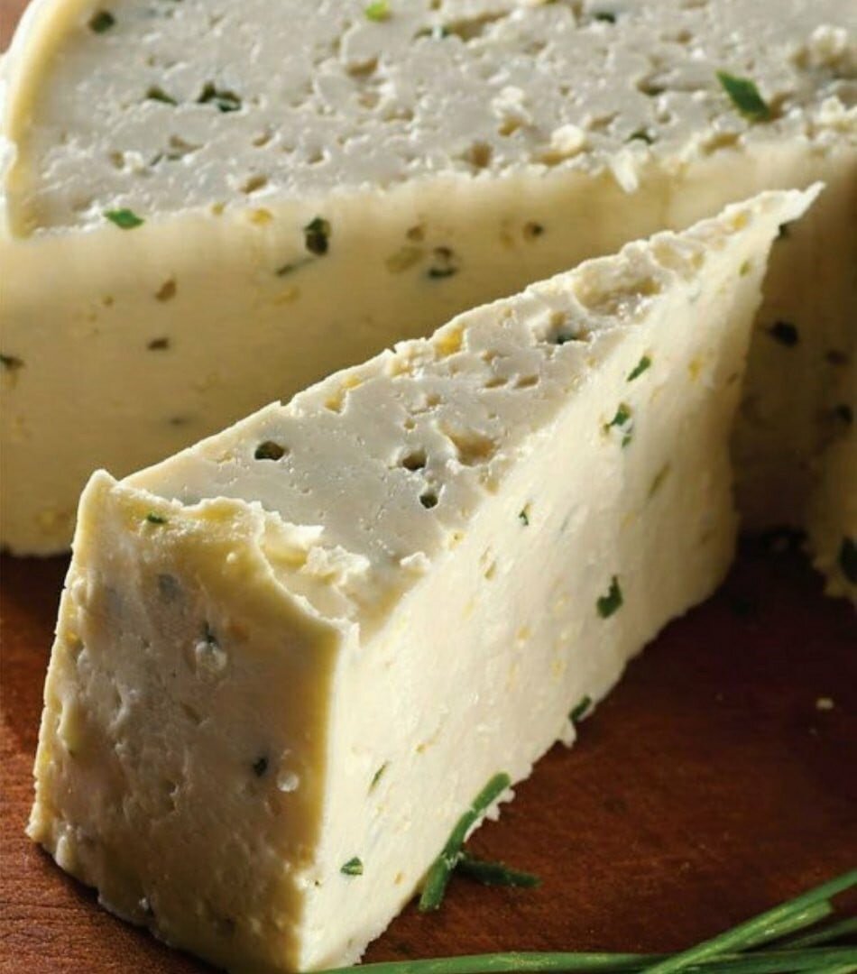 

Итого на 100 гр 61 ккал
Б/Ж/У 9.1 / 1.4/3

Ингредиенты:
2 пачки обезжиренного творога,
1 яйцо,
1/2 чайной ложки соды, 
соль по вкусу
2 стакана молока 1,5%
Ваша любимая зелень

Приготовление:
Творог залить 2 стаканами обезжиренного молока 1,5%. Нагреть до закипания, слить жидкость, остудить. 
Добавить яйцо, 1/2 ч.л.соды+соль.
Размешать блендером. Поставить на водяную баню. Смесь сразу же загустеет. Продолжаем взбивать 2-3 минуты. Вылить в форму. Застывает моментально. В холодильник на 30 минут.