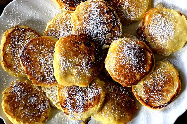 Готовые яблочные оладушки