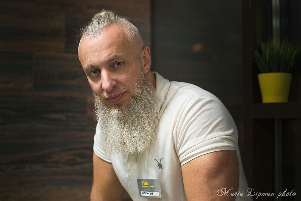 Мир уже не будет прежним. Вам наверное уже не раз приходилось слышать эту фразу. Попытаюсь свои наблюдения и мысли озвучить. ⠀
Он не будет прежним как лично для каждого, так и для человечества в целом. Все проблемы, копившиеся в наших семьях, вскрылись максимально, и их надо решать, бежать то на карантине некуда. Сужу по себе, далеко, не всем удастся их решить, поэтому и наш личный мир изменится.
⠀
Работа, да после выхода с карантина, мы получим совсем другую востребованность наших специальностей, но спешу успокоить профессионалы в своей деятельности останутся и будут еще сильней.
⠀
Также могу сказать, одними из самых востребованных на мой взгляд😉, будут психологи и адвокаты. Мы будем терять свою работу, и семьи, и слабые люди не смогут быстро перестроиться, им всем потребуются психологи. Куча штрафов за выходы на улицу и поездки на машине, все это приведет к огромному количеству судов, а значит потребность в адвокатах.
⠀
Цены на квартиры упадут, кому-то надо будет скинуть срочно квартиры и придется опускать цену, кому-то, у кого остались какие-то сбережения,  быстро и дешево купить, а значит риэлторы ВПЕРЕД.
⠀
Все это может и звучит страшноватенько, но не стоит опускать руки и стоит сделать следующее. Опять таки, высказываю свое мнение. Стоит осмотреть и оценить свою деятельность, посмотреть насколько ты удачен и насколько ты профессионал в своей области, если да, то это время используй для наработки еще больших знаний в своей области, интернет  тебе в помощь. Но и есть великолепная возможность, изменить свою профессию, если были, моменты, когда ты уже задумывался об этом, но не мог принять решение, из-за того, что не мог остановиться. Сейчас все остановились. Так и прими решение. Осмысли последние годы своей жизни и реши чем заниматься дальше. Это супер время для принятия глобальных решений, для которых более идеальных условий не найти.
К чему веду? Да мир, уже не будет прежним, но мы можем выйти из карантина еще сильней, изменить свою жизнь к лучшему. Всем здоровья и мира в семье!!!