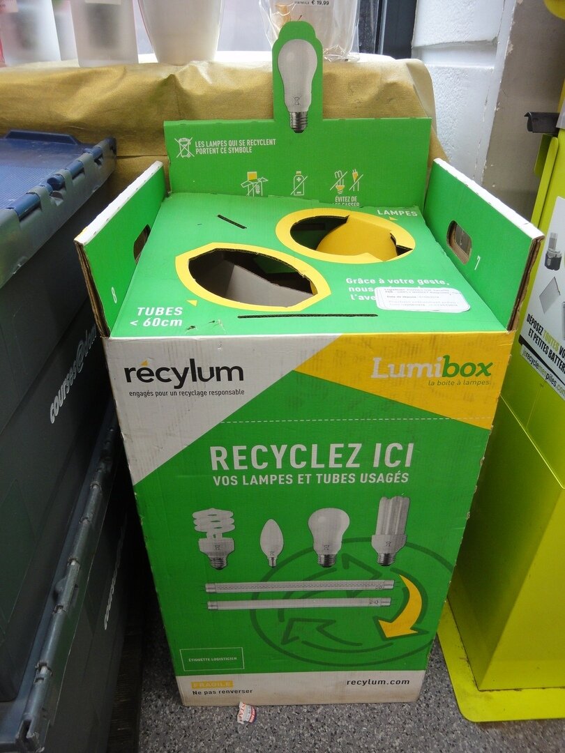 Париж. Обычный продуктовый сити-маркет. Коробка для утилизации перегоревших лампочек 