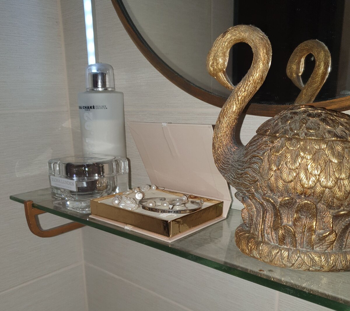 Ювелирные изделия. Очевидно, влажная среда в ванной ускорит процесс окисления ваших украшений. Они могут потускнеть. Вместо этого лучше хранить драгоценности в прохладной, сухой комнате.