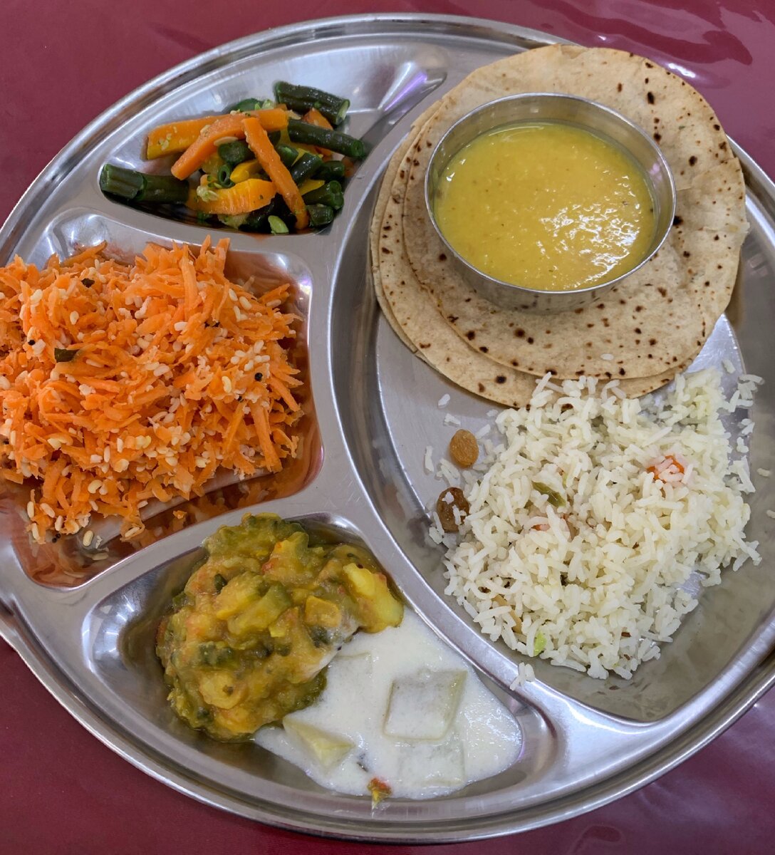 Классический обед в столовой Индийского Ашрама: цветной рис, похлёбка из гороха и пшёнки, чапати и разные овощные рагу. То что зелёное было ужасно горькое.