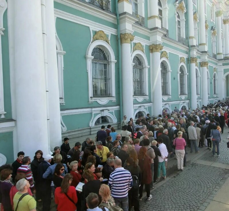 Очередь в музей зимой СПБ