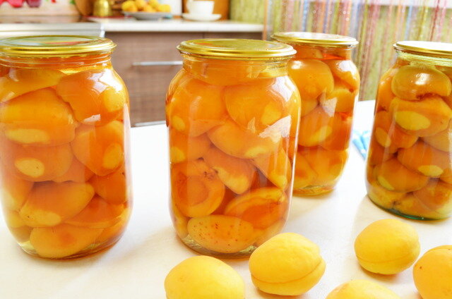 Дорогие мои друзья, гости и подписчики канала, сегодня консервирую абрикосы в сиропе на зиму.  Дольками. Это очень вкусно и зимой вы будете вспоминать лето.