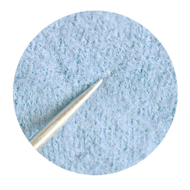 На лицевой стороне будет практически незаметный стежок от прокола зигзага