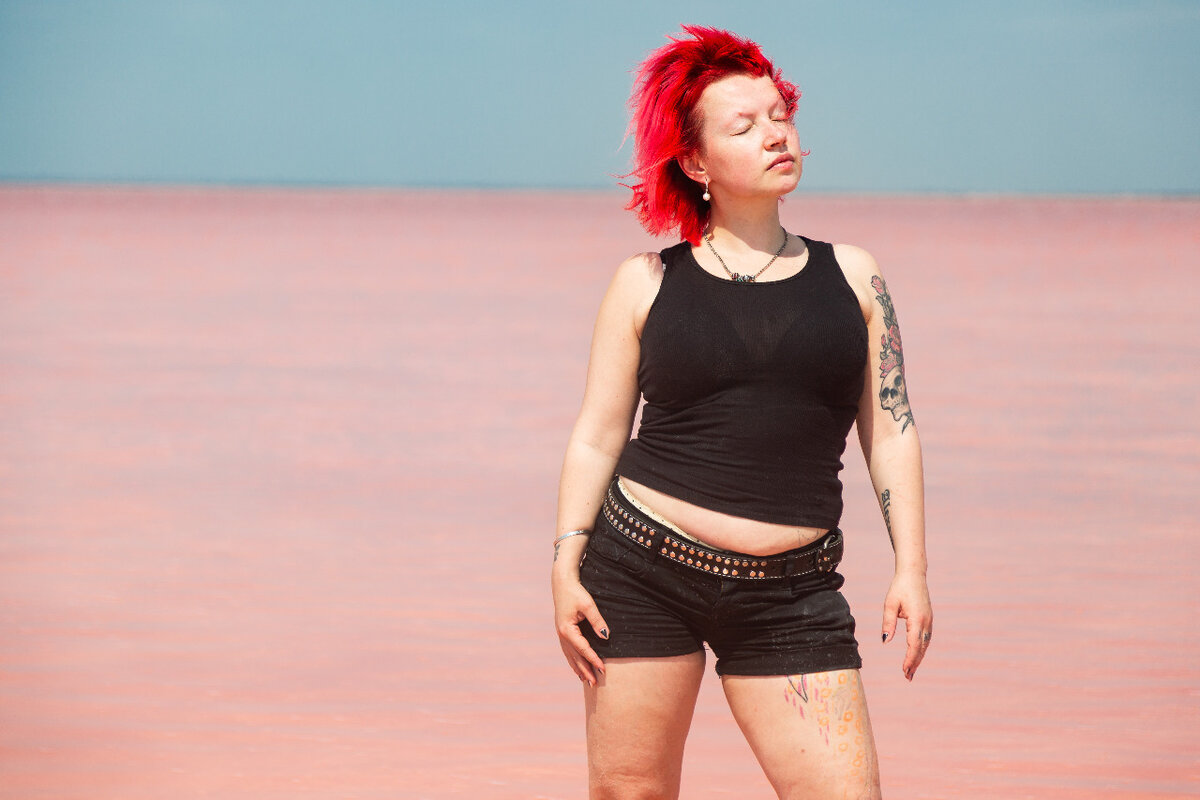 На фото я и мой целлюлит на чудесном волшебном озере в Крыму