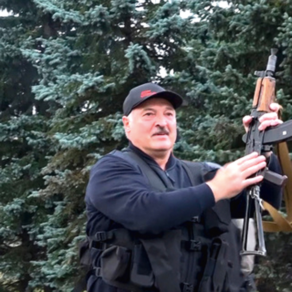 Когда  были отброшены маскировочные сети дезинформации, стал ясен масштаб  подготовки «Белорусского майдана». Обнаружилось, что республика  находится в тесном кольце («дружеских объятиях») стран, правящие круги  которых, видимо, выполняя поручения больших боссов из-за океана  (возможно также, — из Лондона, Берлина, Ватикана и Брюсселя), да и  согласно собственным стремлениям, основательно вложились разнообразными  ресурсами (информационными, финансовыми, организационными,  дипломатическими, кадровыми) в кампанию по отлучению от власти  ненавистного «Батьки» (он же — «диктатор», «узурпатор», «тиран»,  «колхозник» и т.д.).