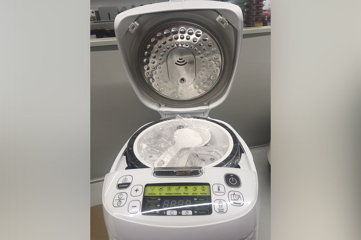 В комплекте к мультиварке идет контейнер-решетка для варки на пару, мерный стакан, поварёшка, лопаточка для помешивания