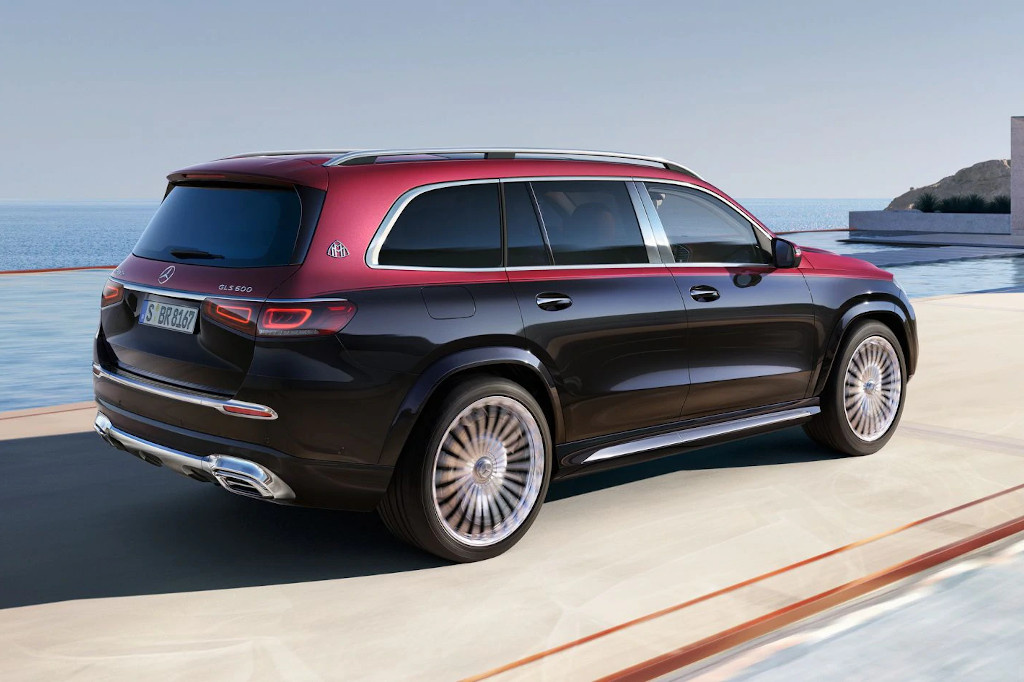Mercedes-Maybach GLS автомобиль, который в компании гордо окрестили  как новую форму роскоши в данном сегменте, Но человек, следящий за всеми новинками компании не мог не  заметить то что по сути перед нами более дорогая версия обычного GLS  дело в том, что новинка использует тот же кузов и ту же платформу, что и вариант без приставки Maybach А внешне более дорогой GLS отличаются лишь бамперами иной решеткой  радиатора двухцветный окросом и обильным количеством хрома  дополняют картину, уникальные алюминиевые 22 диски. Хотя за доплату доступны даже 23. также не претерпел особых изменений в передней части это абсолютная копия своего более дешёвого аналога