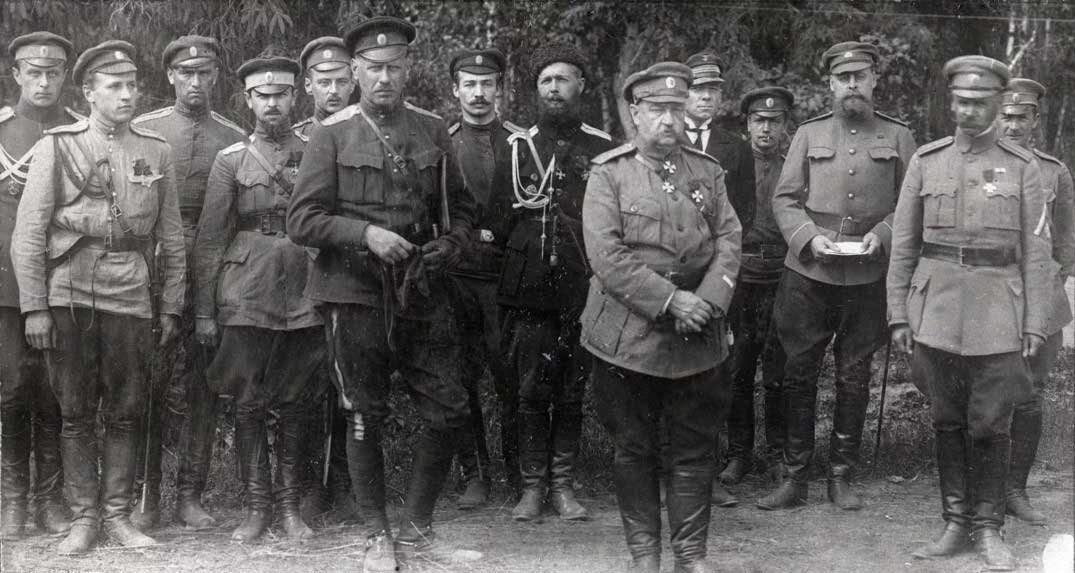 Обер и штаб офицеры Северо-Западного фронта во главе с Н. Н. Юденичем.