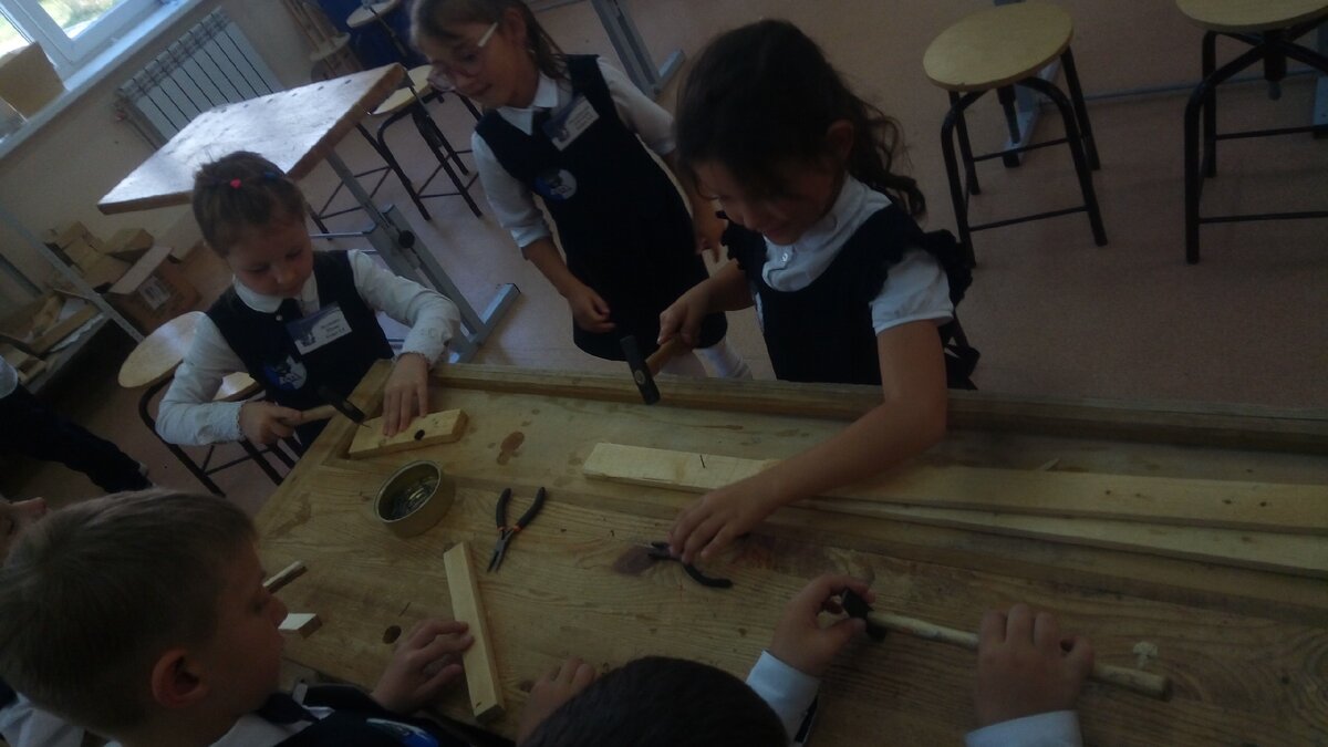 И мальчишки и  девчонки -первоклашки, как правило берут молоток, чтобы было  легче "играть"  инструментом.