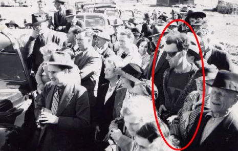 Конспирологи предполагают, что именно это и есть тот самый Джон, попавший в 1975 год. Он писал, что его цель переместиться из 2036 в 1975. И его ник на форуме был «TimeTravel_0».