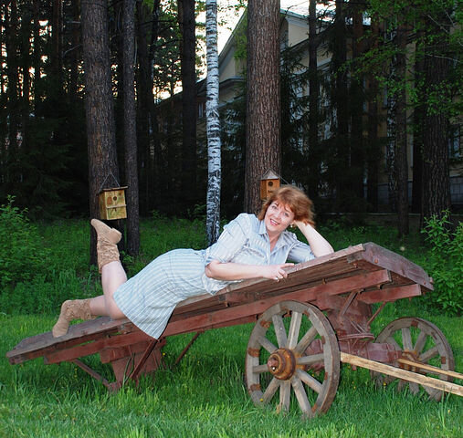 Фото из личного альбома. На территории бердского санатория "Сосновка". 