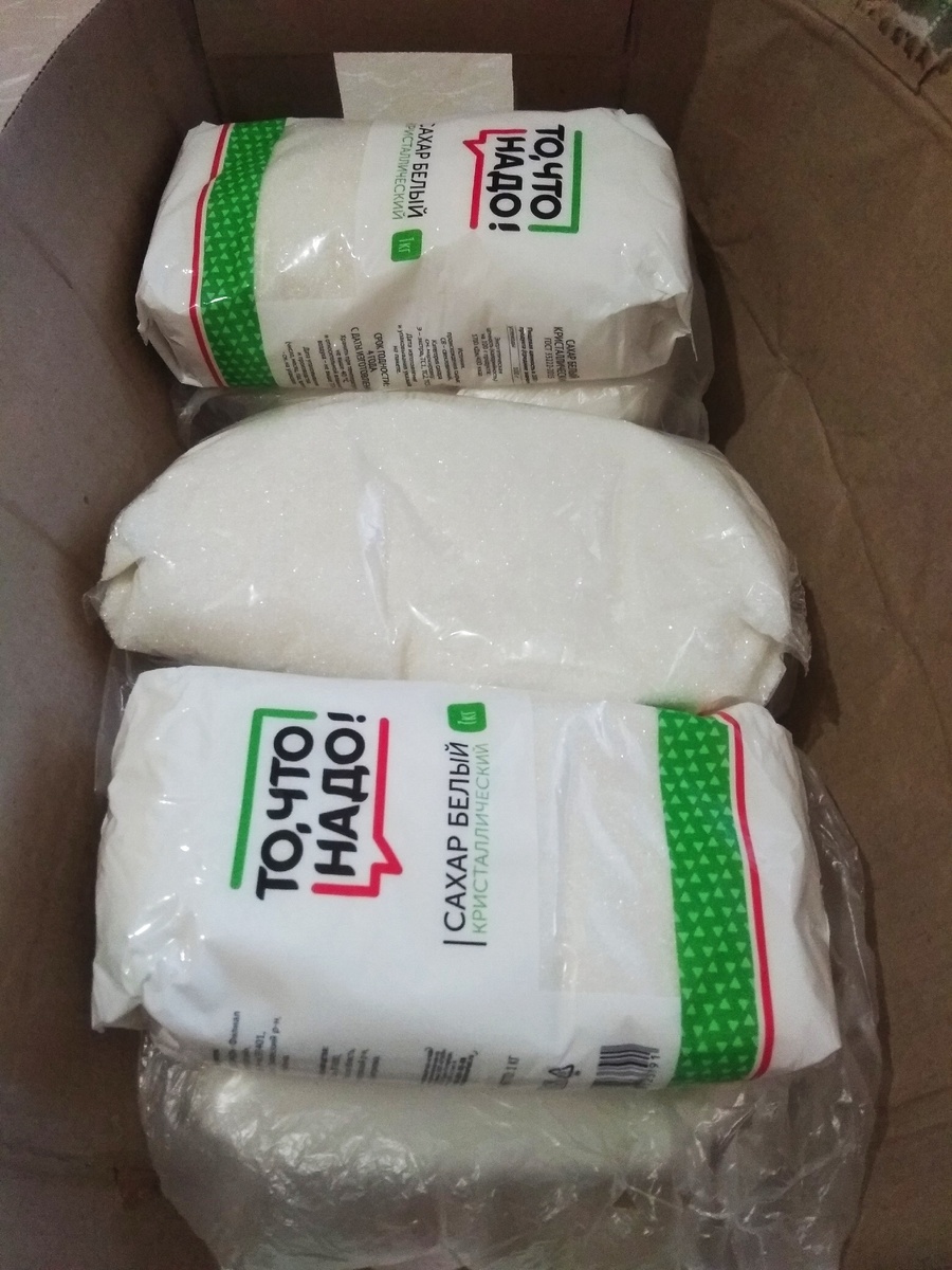Сахара аж 8кг. Покупали еще по цене не больше 28 рублей за кг, сейчас сахар стоит 48-50 рублей, так что выгодно иногда так закупаться, экономит деньги в будущем. 