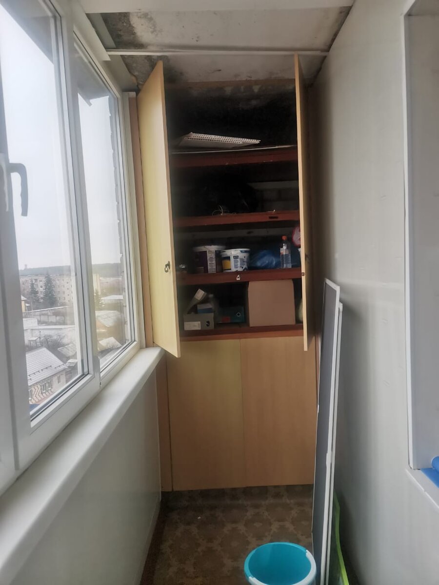 Разруха на лоджии. Ведро не убираю на случай оттепели