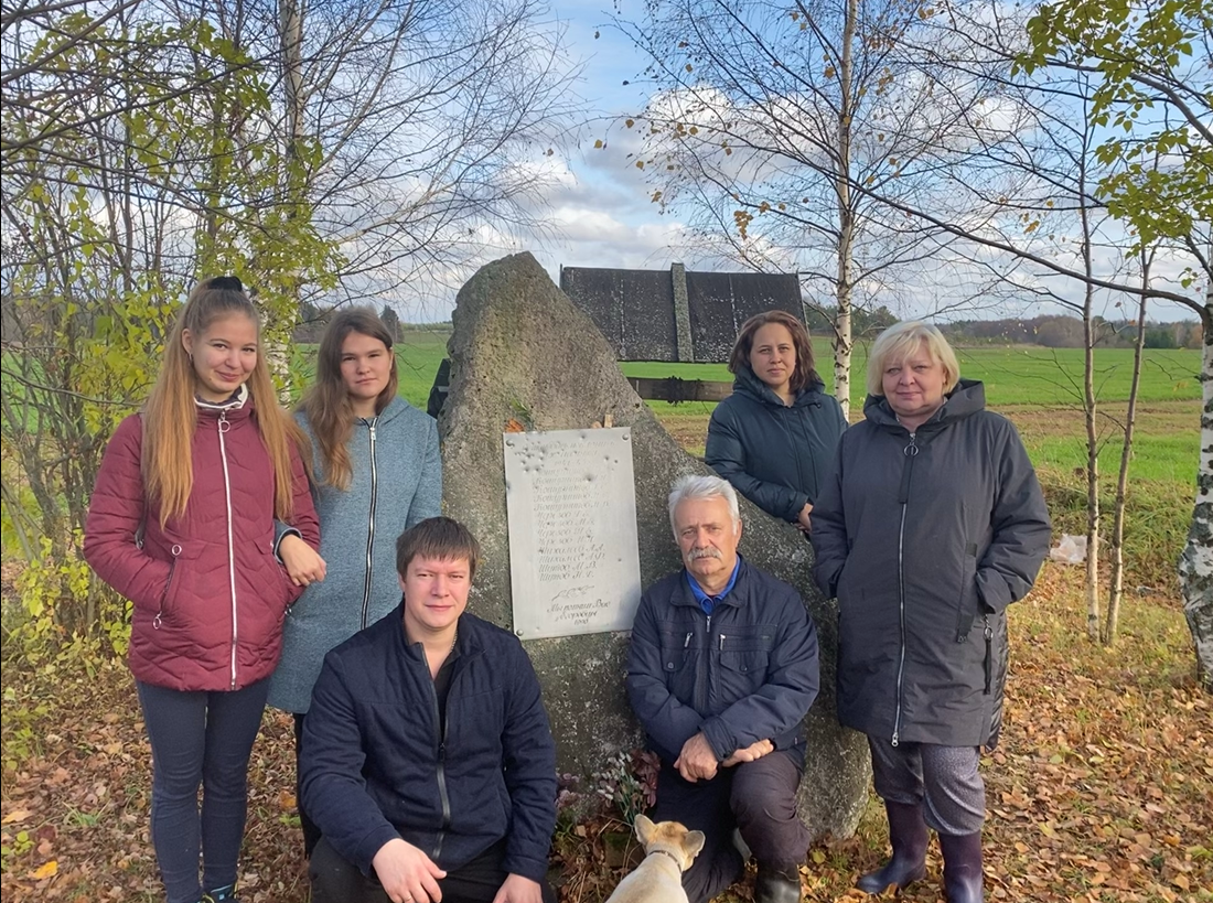 ВЯТКА. ЗДЕСЬ РОЖДАЮТСЯ ТАЛАНТЫ
УДИВИТЕЛЬНОЕ РЯДОМ
Все меньше деревень на наших вятских землях. Там, где когда-то стоял родной дом, построенный руками твоих предков, сейчас растет клевер да борщевик. Города расширяются, люди, особенно молодежь, не хотят оставаться в глуши. Мне стало интересно, есть ли еще люди, помнящие о своей малой Родине. Вскоре у меня появился шанс это узнать: я познакомилась с Черезовым Леонидом Михайловичем, героем моего рассказа.П. Вахруши находится в 12 километрах от города Слободской и примерно в 25 от нас- кировчан. Пока мы ехали, наслаждались невероятной красотой из окна автомобиля. Вот уж за что я люблю нашу вятскую землю, так это за ее удивительную природу! Дух захватывает! А в осеннее время она еще прекраснее, чем обычно. Обширные луга с изумрудными озимыми, плавные линии холмов, деревья всех цветов осени: багровых, желтых, зеленых. Как может человек упустить такую приятную возможность полюбоваться красотами вятского края, уткнувшись в экран смартфона?! Это непростительно.Вахруши, куда мы сначала направлялись, всегда славились выдающимися людьми: учеными, художниками, писателями. Героя моей статьи, Леонида Михайловича Черезова, тоже можно поставить в этот ряд. Он встретил нас прямо у дома. Сначала волнение преобладало над разумом. Я боялась все испортить неверным словом, действием. Но, поверьте, наш герой не из стеснительных. Он сразу же расспросил нас о цели приезда и тем самым завязал разговор. Кажется, мгновенно я поняла, что Леонид Михайлович - очень хороший человек, с которым можно общаться на любые темы. Все мое волнение и растерянность отступили. Мы пошли пить чай.Когда я переступила порог уютного и гостеприимного дома, сразу увидела картину, висящую на стене. Она притягивала взгляд, и мы не могли не разузнать о ее появлении в доме. Тем более, это был не простой пейзаж незнакомой местности, а, как оказалось, родной дом Леонида Михайловича- дом, которого уже нет…БЫСТРЕЕ. ВЫШЕ. СИЛЬНЕЕ
Откуда же взялась картина, так заинтересовавшая меня? Это полотно подарили герою его же ученики, чемпионы различных лыжных соревнований, мастера спорта. Причем, не только картину. Кажется, что вся комната просто заставлена всевозможными сувенирами и подарками. Делайте выводы, насколько воспитанники обожают своего педагога и наставника.Леонид Михайлович признался, что ни о какой другой профессии он не мечтал. Говорит, что любил лыжи с детства: «Да и как тут не любить. Десять деревень в округе было, все на лыжах. Все тогда лыжники были, а мы, из деревень, только на лыжах и передвигались». В 1986 году он закончил Кировский государственный педагогический институт им. В.И. Ленина. С 1981 г. по настоящее время работает тренером по лыжным гонкам.За все время своей работы он подготовил 3 кандидатов, 5 мастеров спорта, 56 обучающихся, выполнивших первый взрослый разряд. Его воспитанники ежегодно участвуют в лыжных соревнованиях различных уровней в составе региональных команд. Четверо его учеников поднимались на пьедестал Всероссийских соревнований по лыжным гонкам и биатлону.Начиная общение с героем, сразу понимаешь, что профессия ему по душе. Он говорит о своих учениках всегда с энтузиазмом, с уважением, помнит всех по именам. Всегда улыбчивый, он до сих пор участвует во всех лыжных мероприятиях, будь то «Лыжня России» или обычная семейная прогулка.Увидев хотя бы раз нашего героя, любой разумный человек поймет: не только люди, но любовь к Родине с детства также сыграли свою роль в становлении Леонида Михайловича как тренера и человека.ЭТО ЮНОСТЬ МОЯ
Родился Черезов Леонид Михайлович 26 июня 1956 года в деревне Егоровцы Белохолуницкого района. Люди говорят, что она появилась в 18 веке, но точную дату не помнят. Это была небольшая деревушка, состоящая из 25 домов. Вроде бы, для нас, городских, ничего особенного. Но для рассказчика воспоминания о детстве трогательны и памятны.
Всего детей в семье Черезовых было семеро, а он — самый младший.«Мои детские годы были полны веселья и приключений, хотя и не отличались особой примечательностью. Так же, как все мальчишки, я любил хулиганить, дергать девочек за косички. Правда, при этом еще любил писать стихи», - делится Леонид Михайлович. Ближайшая школа была только в селе Сырьяны, в 5 км от родной деревни. Только в сентябре и в мае школьники ходили из дома. В остальное же время жили в интернате.
 «Ходьба всегда занимала час, а то и больше. Мы с товарищами ждали теплых деньков, когда дорога подсохнет, чтобы ездить на велосипедах. Жили очень дружно. Спортом любили заниматься всегда: лыжи зимой, велосипеды летом». Много было опасных приключений и трудностей в деревенской юности героя, но сила воли, выдержка и терпение помогли преодолеть любые препятствия и добиться успехов в жизни.ВРЕМЯ ПЕРЕМЕН
"...привязчив человек, имевший свой дом и родину, ох как привязчив!.." - знаменитая цитата из повести В. Распутина "Прощание с Матерой, которая и откроет данную главу.
Как же грустно расставаться с родным домом… Особенно, когда знаешь, что не вернешься сюда никогда. Родной дом- улыбка матери, тепло печки, бабушкины пироги, запах парного молока…
Понимаете мое разочарование, когда, пройдя пару километров до места, я ничего не увидела. Как же так?! Там, где когда-то стояли дома, теперь растет лишь озимая рожь. Единственное, что напоминает о былой деревенской жизни- колодец и памятник, построенный нашим героем и его друзьями. 
Взгляните на фотографии. Это место, где раньше была деревня Егоровцы.
Что вы видите? Что чувствуете? Наверное, как и я, опустошенность и разочарование. Мы живем во время стремительных перемен, и, хотя нам еще повезет увидеть кусочек той крестьянской, деревенской жизни, нашим детям, внукам и правнукам придется любоваться прошлым лишь на фотографиях.Раньше о деревне напоминала стоящая неподалеку лиственница. По словам Леонида Михайловича, других деревьев никогда не было, и поэтому люди всегда устремляли взоры на нее. Откуда она взялась, никто не знает, но существует одна легенда относительно появления таинственного дерева: «В 1905 г. наш земляк был в японском плену и привез оттуда, с той земли, семена. Так и выросло неизвестное для здешних жителей дерево-лиственница. Правда, тогда не знали, как оно называется. Проезжали по деревне и просто говорили «дерево». А какое? Это уж только потом поняли.»Но и «дереву» после исчезновения деревни не суждено было простоять. Недавно одиноко стоящую лиственницу срубило молнией во время сильной грозы, и теперь ничто не напоминает о прошлом. Герой, хоть и печалится, но не унывает. Сам построил памятник погибшим на войне землякам, среди которых и его родные, поставил колодец, откуда, приходя, всегда пьет воду, посадил несколько молоденьких березок вокруг.«Наверное, моя семья скучала по деревне больше других жителей. Мы уехали отсюда последними. Я помню каждую мелочь. 1973 год. Был вечер, когда я ушел вот по этой самой горке (показывает), ушел в последний раз. Тогда еще соседка сказала: «Смотрела, как Ленька ушел. Последний парень из деревни переселился», - с грустью вспоминает Леонид МихайловичКонечно, он не мог просто уйти и забыть это место. В конце 80-х было решено, что здесь будет стоять памятник товарищам и родственникам, погибшим во время Великой Отечественной войны: «Однажды на Покровскую субботу шли с другом здесь, по округе. Наткнулись на большой камень. Что еще надо? Он ведь 2,30 в высоту и в поперечнике 1,80(м). Мы его сюда и притащили. Заказали табличку в Кирове. Правда, я бы ее сейчас переписал: «Они не вернулись из боя!» Как у Высоцкого в песне». И все-таки нашлись такие, кто посмел осквернить память. В начале 21 века Леонид Михайлович обнаружил следы от пуль на табличке. «Второй раз мужиков расстреляли!» - сокрушается наш герой. У кого только рука поднялась сотворить такое!
Для Леонида Михайловича это место особое: «Смотрю вот на всю эту природную красоту, когда прихожу сюда - петь хочется, творить. Вдохновения здесь всегда найдется вдоволь. Ходим сюда компанией на 9 мая каждый год. Идем иногда 30 км с главной трассы. Считаю, что здоровый образ жизни победит все, поэтому люблю ходить пешком, так глядишь еще и стишок сложится», - рассказывает о своей жизни наш новый знакомый, а мы кротко вздыхаем и завидуем его счастьюСредь поля, широкого поля
Деревня наша стоит;
И речка, Васильковка-речка
Рядом чуть слышно журчит...
А дома уж нашего нету,
И мама ушла на покой;
Не шлет она нам по привету
И сам я давно уж седой.
Вот такие теплые стихи пишет поэт-любитель о своем деревенском счастьеПРЕДНАЗНАЧЕНИЕ ЧЕЛОВЕКА
Да, есть еще на нашей вятской земле такие прекрасные люди, как Леонид Михайлович. Про таких говорят в народе: «Мастер на все руки!» Тем не менее, согласитесь, мало их уже на нашей русской земле.Все исчезнет. И герои наших эссе, и маленькие городки, села, деревни. Это неизбежно, поскольку время не стоит на месте. Так уж заведено- нельзя построить нового, не разрушив старого. Если ничего не менять, не трогать, не делать, не строить, прогресс не зашел бы далее каменных пещер. Но, ломая старое, не стоит ли на какое-то время остановиться и задуматься: не сгребаешь ли ты с отжившим свой век хламом нечто ценное, что потом никакими благами прогресса не вернуть. Егоровцы не вернуть, героев- патриотов не вернуть…На прощание Леонид Михайлович заметил мою печаль и сказал: «Предназначение человека не только в сохранении материального, но и в уважении к собственным корням, к прошлому. Мы можем не видеть нашу деревню, но она навсегда останется в нашем сердце. А вам, молодежь, желаю никогда не сдавать позиции. Захотели чего-то- будьте настойчивы. Настойчивы! Но в этой погоне за финансами и статусами не забудьте родной дом, школу, педагогов. Это ваша Родина. Навсегда.»Змеева Софья
ученица 11 класса, МБОУ СОШ 53, Киров