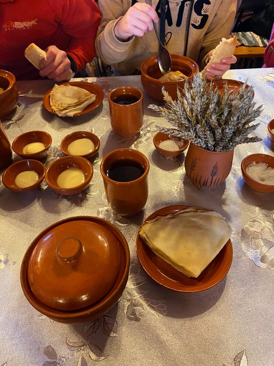 В кафе, работающем на территории гончарной усадьбы в Нижних Таволгах, блюда подаются в посуде собственного изготовления.