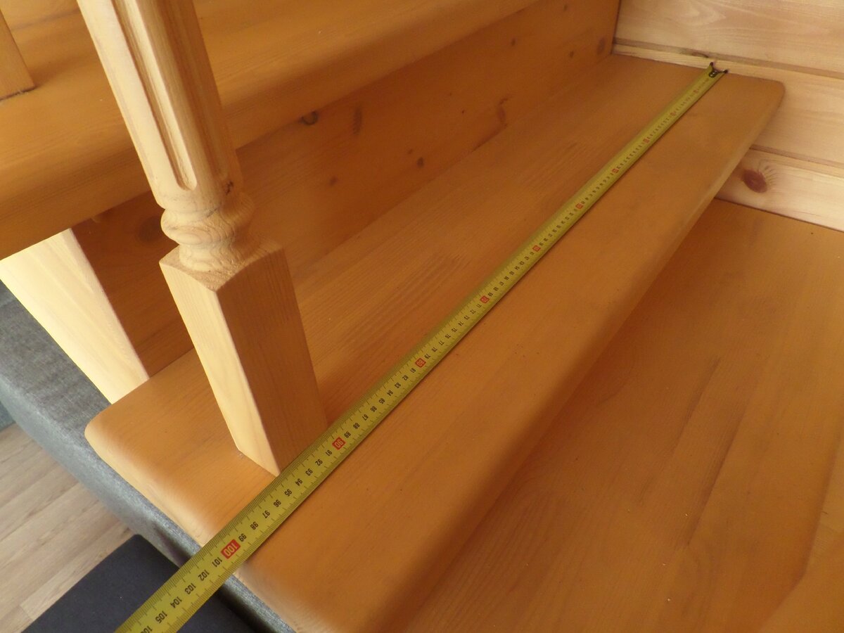 Особенности монтажа межэтажных лестниц в доме из бруса