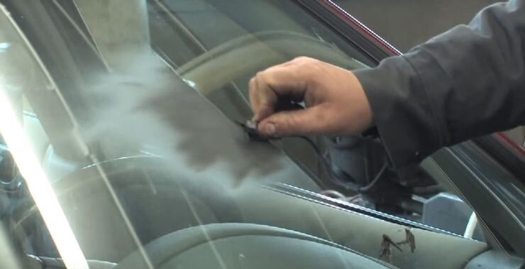 2.Бритва для Протирания Это довольно сложно, и кажется, что это не столько взлом, сколько опасность. Правда. Идея состоит в том, чтобы использовать лезвие бритвы для очистки лобового стекла от предметов, с которыми дворники не могут справиться. Я думаю, это относится к сельской местности, где заправочные станции и магазины находятся в нескольких километрах. В этот момент было бы неплохо иметь это. Вы можете легко удалить птичий помет с лобового стекла, которое там застывало. Теперь вы можете спросить: «Как один случай, связанный с птичьим пометом, влияет на мое вождение?» Вероятно, нет. Я говорю об удаленных и недоступных областях, где эти вещи могут быть очень обычными. Кроме того, бритвой можно повсюду удалить остатки наклеек. 