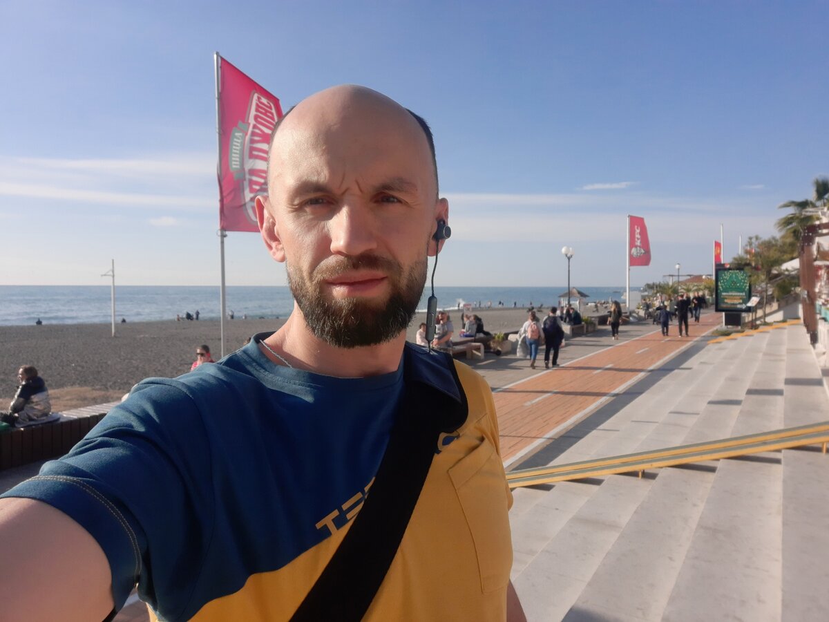 13.12.2020 кто-то загорает и даже пытается купаться. Кто-то в курточке. Слепит глаза. В джинсах и ботинках жарко. Хотелось залезть в сланцы