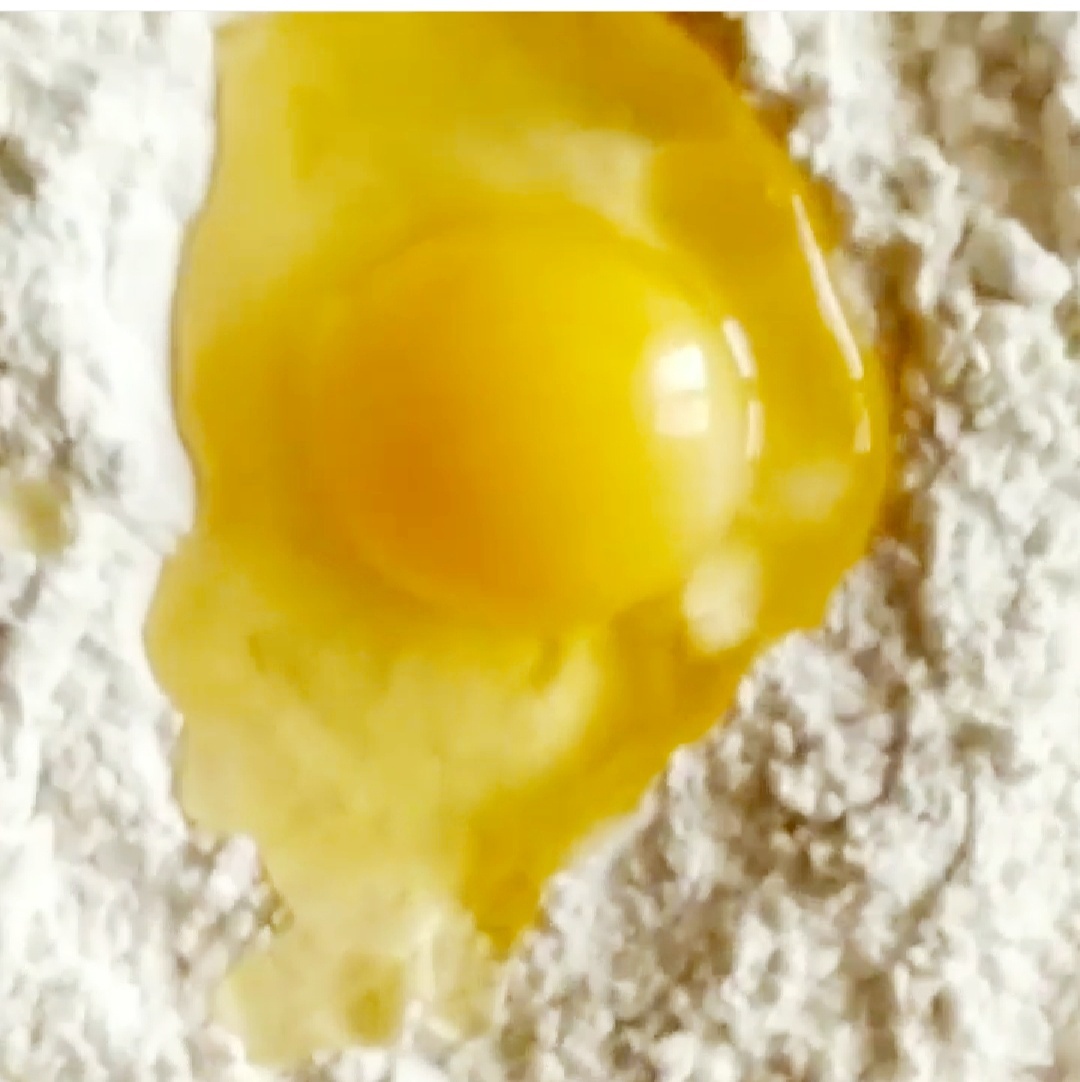 Разбиваем яйцо 