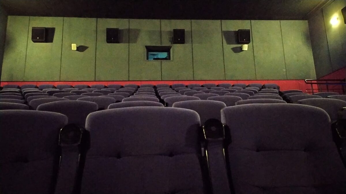 Зал кинотеатра в субботу на премьерном показе ожидаемого фильма