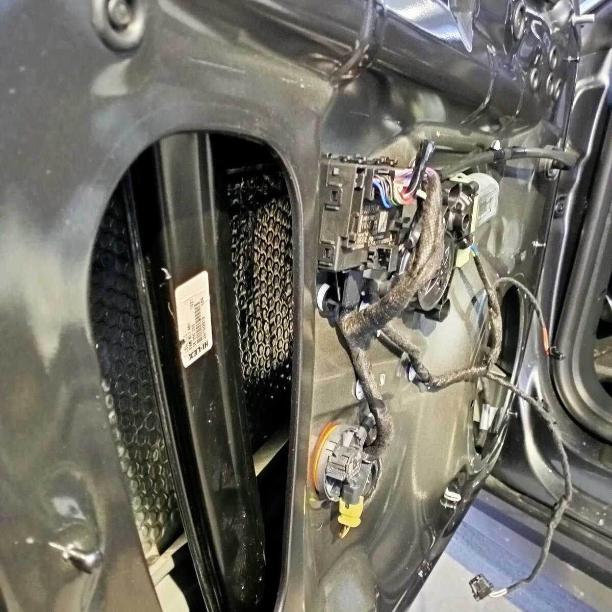 Установили шумоизоляцию в двери на ауди а5, а также поставили доводчики дверей