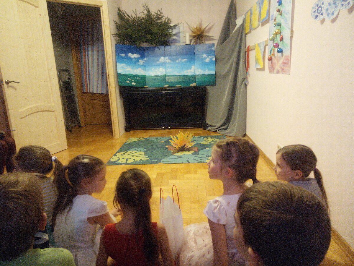 Дети в ожидании домашнего спектакля