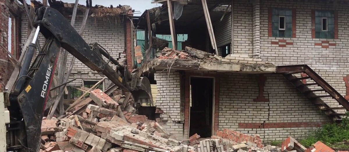 Как сносят дома