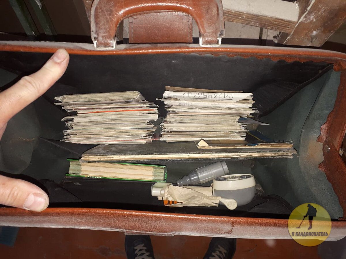 Содержимое саквояжа. Вроде бы ничего примечательного, но это только на первый взгляд