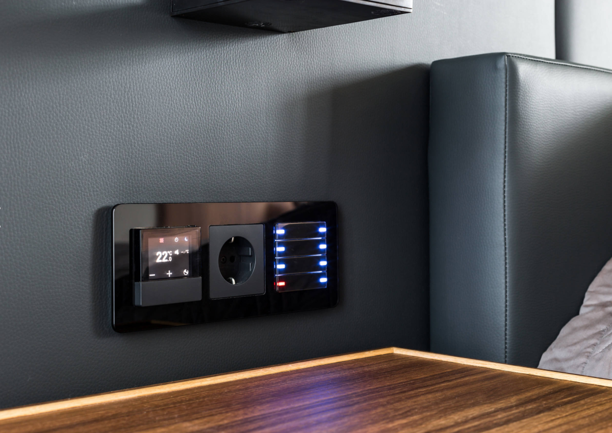 Для любителей классики всегда есть возможность реализовать проект по автоматизации комфорта с помощью клавишных выключателей. Например, включатель GIRA с подсветкой клавиш. Удобство в том, что вся электрика выполняется в едином стиле.