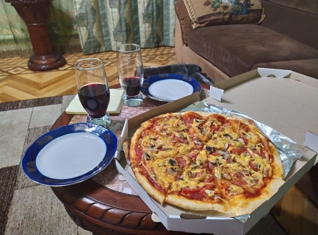 Магазинная пицца – это, конечно вкусно, но домашняя и обходится дешевле и гораздо полезнее покупной