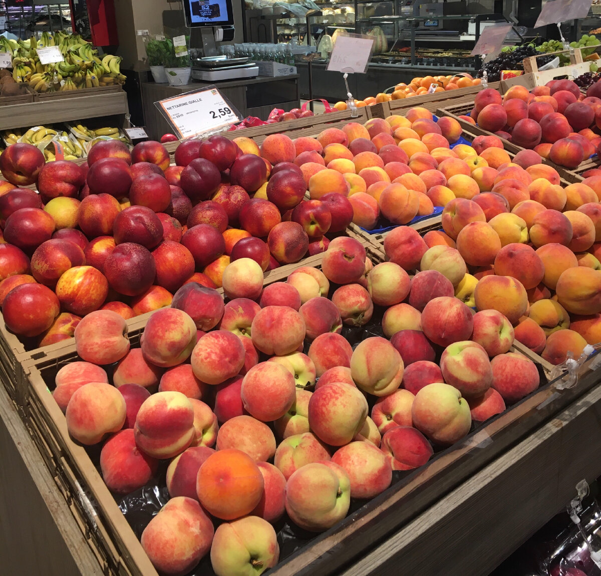 Разнообразие персиков на сегодняшний день в супермаркете в Неаполе (Фото автора)
