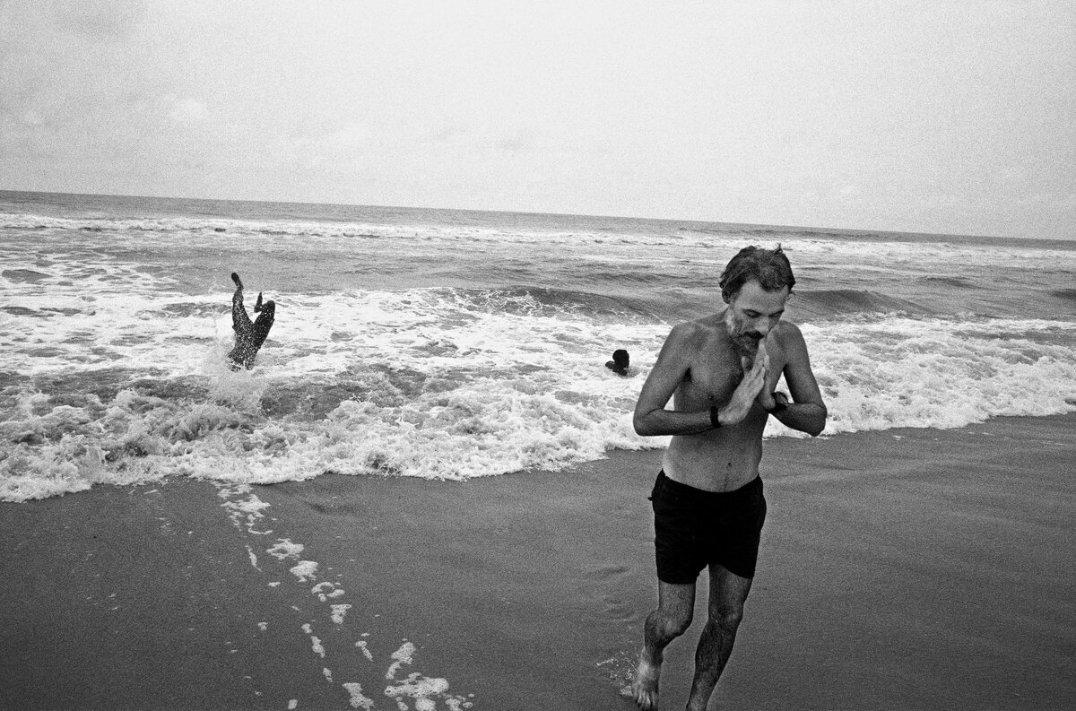 Майкл Фэй и другие участники экспедиции Megatransect совершают победный заплыв после того, как достигли побережья Габона в конце своего пятнадцатимесячного похода в 2000 году