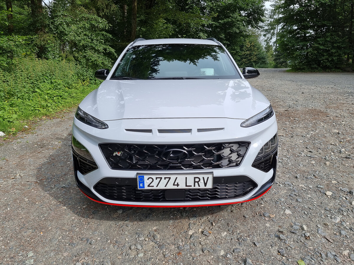Спортивной внешности у Hyundai Kona N не отнимешь