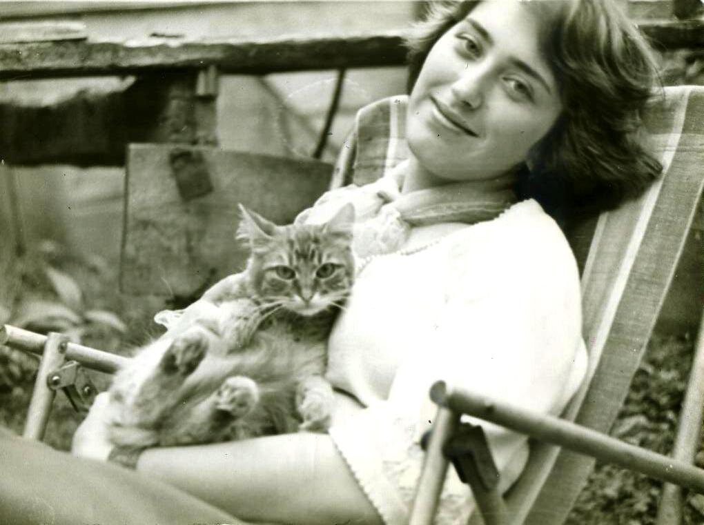 Ольга Подъёмщикова, студентка Тульского педагогического института им. Л.Н. Толстого, с любимым котом. 1980-е. Фото Юлии Архангельской