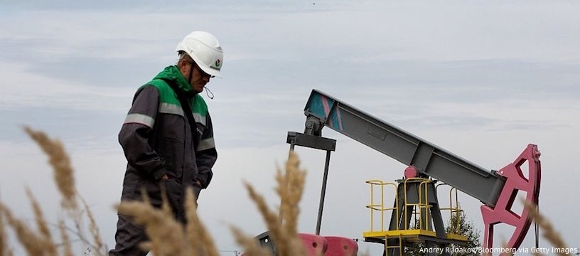 Если спросить россиянина о том, какие страны добывают больше всего нефти, то он обязательно упомянет государство, в котором живёт. На Россию приходится 12,1% от ежедневной мировой добычи нефти – это неудивительно, при учёте того, что страна занимает 1/9 часть суши на Земле. 
Но из-за географических сложностей, Российской Федерации пока не удаётся использовать все резервы, которые сосредоточены на Дальнем Востоке, в Восточной Сибири и на арктических территориях. По общим оценкам, российские запасы нефти превышают 107 млрд баррелей, включая арктические источники.