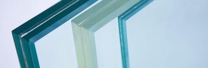 Жидкое ли стекло?

Мифы и реальность

Многие люди даже не подозревают о том, что вокруг нас есть множество предметов и вещей, которые имеют удивительные свойства. В этой статье обсудим твердость некоторых материалов и интересные результаты, которые получаются на основе этих свойств.

В 1994 году большое землетрясение ударило близ Лос-Анджелеса, убив 57 человек, и поранив более 5 000. Материальный урон достиг невероятных 20 миллиардов долларов. Такие землетрясения заставляют нас задуматься. Насколько твердая земля под нашими ногами? Что вообще значит понятие твердости?

Каменноугольный пек кажется твердым, но это не так. На самом деле он является очень вязкой жидкостью, т.е. он жидкий. Вязкость - это мера сопротивления растеканию. Оливковое масло примерно в 100 раз вязче воды, а мед в 100 раз вязче масла. Вязкость пека больше вязкости воды в 230 миллиардов раз. В Кливлендском университете над пеком проводится самый продолжительный в мире эксперимент. В 1927 году пек был помещен в воронку. За 90 лет из нее упало всего 9 капель. Никто не присутствовал при падении капли. В 1988 году хранитель эксперимента Джон Мейнстон был близок к тому, чтобы увидеть как падает капля. Он вышел из комнаты, чтобы налить себе чаю и пропустил заветный момент. Вы можете наблюдать за этим экспериментом онлайн, но так как последняя капля упала в 2014 году, то вряд ли Вам удастся в ближайшие годы увидеть заветное падение.

Другое вещество, которое является вязкой жидкостью - это стекло. Стекло необычно тем, что оно является аморфным телом. Молекулы диоксида кремния не составляют упорядоченную структуру. Стекло охлаждается настолько быстро, что при переходе из жидкого в "твердое" состояние, молекулы не имеют времени выстроиться в упорядоченную кристаллическую структуру. Визуально твердым стекло делают атомы или молекулы, которые настолько сильно скреплены друг с другом химически, что они не могут проскальзывать рядом с другими.

Однако отсутствие упорядоченной кристаллической структуры делает стекло всё же жидким, даже когда оно находится в визуально твердом состоянии. Именно из-за того, что стекло на самом деле жидкое, в оконных рамах в старых домах, где окна простояли уже по несколько десятков лет, хорошо заметно, что стекла тоньше вверху чем внизу. Это связано с тем, что некоторая часть стекла за долгие годы уже стекла сверху вниз. Поэтому в таких домах окна дребезжат в рамах, ведь вверху они уже тоньше, чем подготовленный для них зазор. Иногда этот эффект настолько заметен, что сверху образуется даже щель.

Идем дальше. Что мы знаем про внутреннюю часть Земли? Под земной корой находится мантия, которая отвечает за движение тектонических плит и землетрясения. Твердая она или жидкая? Мы никогда не сможем увидеть мантию напрямую, но можем наблюдать лаву, которая является раскаленным камнем. Можно представить, что мантия очень на нее похожа. Мантия должна быть жидкой, потому что ей нужно течь, правильно? На самом деле нет, потому что мантия является твердым телом. Волны с двигательным землетрясением могут распространяться сквозь мантию, но эти волны не могут передвигаться сквозь жидкости, что является подтверждением ее твердости. Каким же образом твердый камень течет? Ответ находится в неидеальности кристаллов, у которых может не хватать нескольких атомов. Вязкость мантии походит на вязкость стекла, только на несколько порядков выше. Мантия становится похожа на жидкость, но только в геологические отрезки времени. Пек - это жидкость, которая может течь так медленно, что кажется твердым телом. А мантия земли - это твердое тело, которое ведет себя как жидкость, если подождать достаточно долго.

Твердость и пластичность не имеет абсолютного значения, а только относительное. И все тела на самом деле одновременно жидкие и твердые. Когда в деле огромная масса и сила, то разница теряет значение. Твердые определения, которые мы для себя создаем, приводят к неправильным представлениям и вязким слухам.

