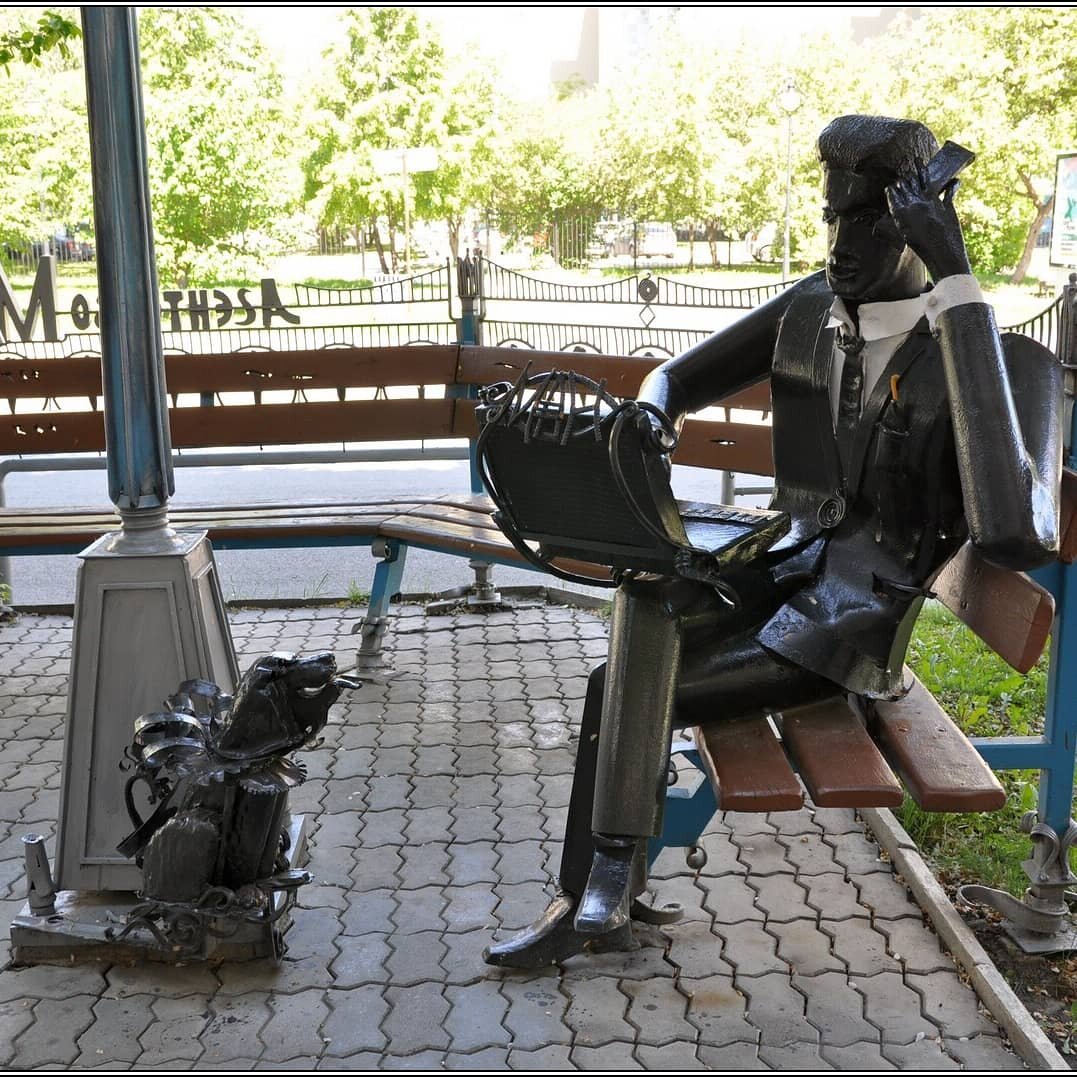 Памятник агенту в Екатеринбурге (не агентству)