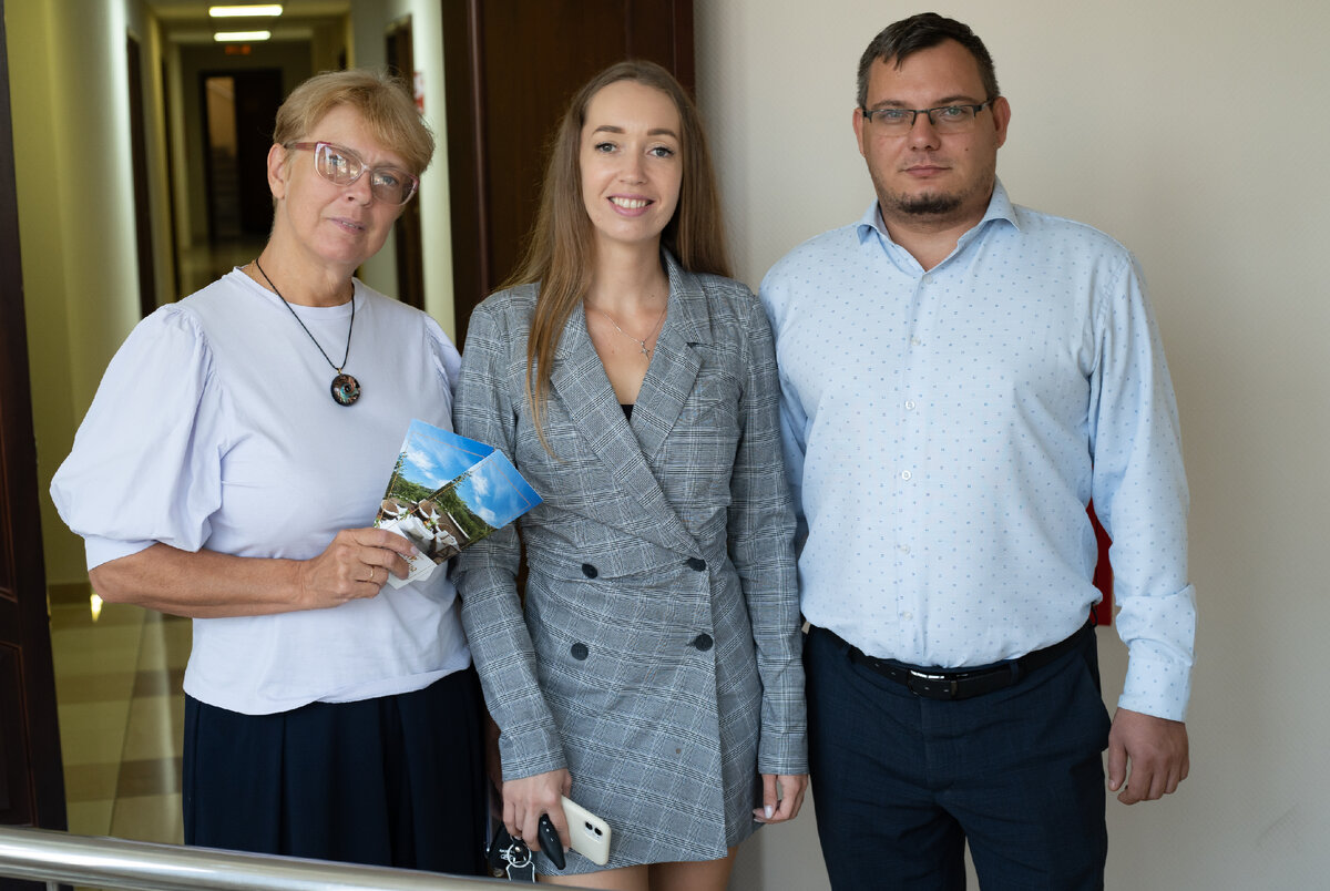 Неизменная традиция:  дружественное фото с коллегами и создание общего рабочего чата в вотсапе для   моментального общения по запросам покупателей.