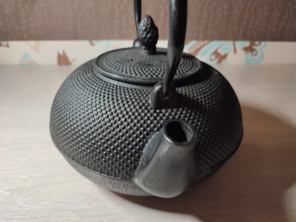 Хорошо обработанный край носика и его форма очень важны для такой посуды - от них зависит, насколько аккуратно жидкость будет наливаться в чашки. У этого чайника с носиком все в порядке.