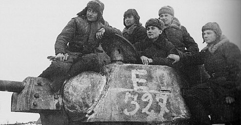 Танкисты 24-го танкового корпуса (с 26 декабря 1942 года - 2-го гвардейского) на броне танка Т-34. Сталинград, декабрь 1942 г.