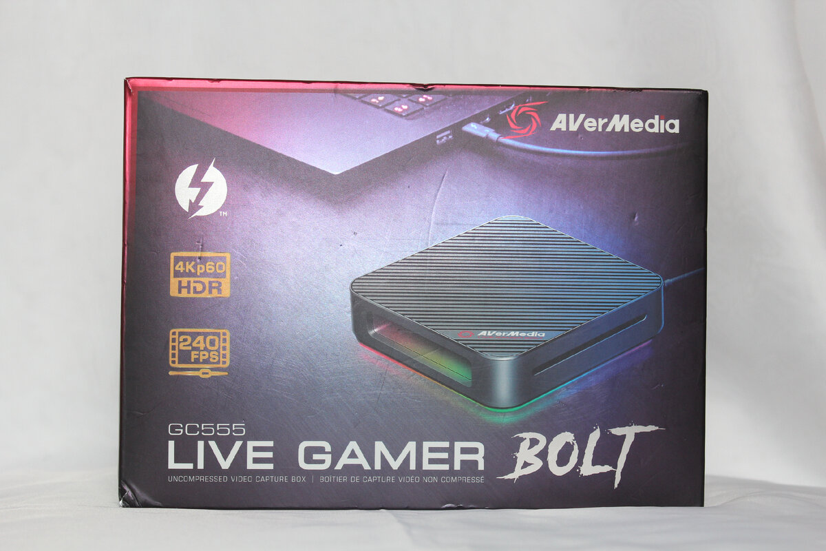 Помятая коробка бонусом от сети красных магазинов техники. Я ее, конечно же, сам не кусал и не царапал по пути домой. 