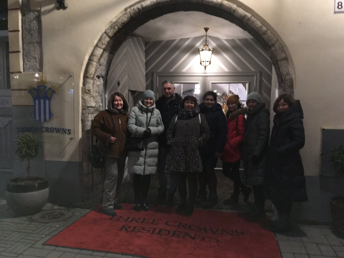 Отель "Три короны" и наша делегация.